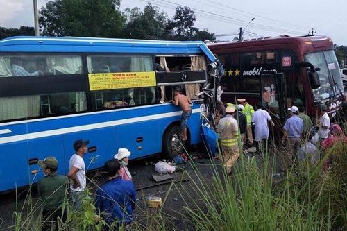 Hai xe khách va chạm nhau, 7 người bị thương
