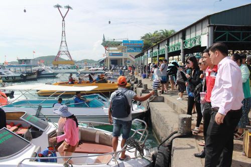 Cứu 4 người trên tàu khách bị chìm tại vịnh Nha Trang