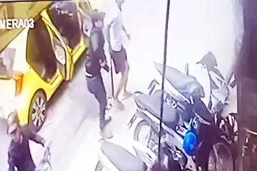 Nhóm côn đồ xông vào quán ăn chém loạn xạ khiến 5 người bị thương