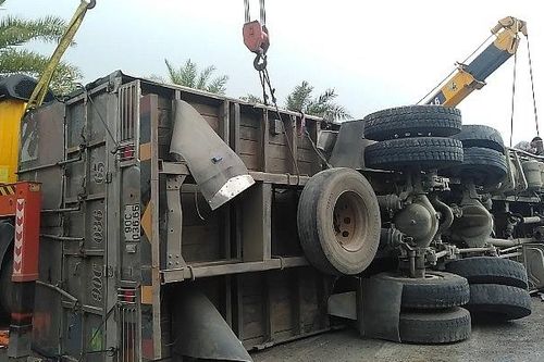 Xe tải chỏng vó trên đường Võ Nguyên Giáp, giao thông ùn tắc