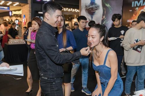 Cường Seven đút đồ ăn cho Vũ Ngọc Anh giữa buổi ra mắt phim 'Joker'