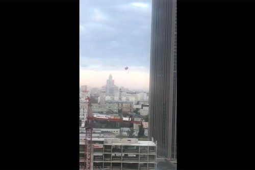 Xem người liều lĩnh nhảy dù từ nóc cao ốc chọc trời Moscow
