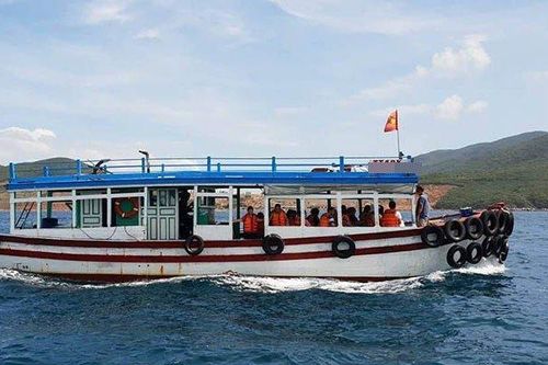 Sà lan đâm chìm tàu chở khách ở Nha Trang, 4 người rơi xuống biển