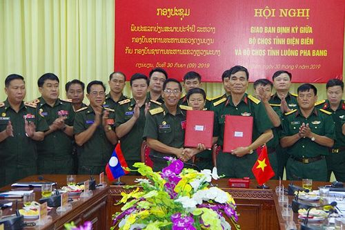 Ký kết phối hợp giữa Bộ CHQS tỉnh Ðiện Biên và Bộ CHQS tỉnh Luông Pha Bang