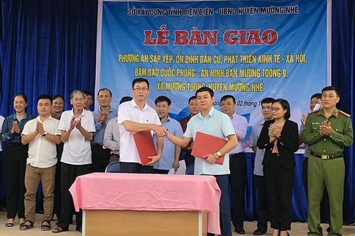 Bàn giao điểm bản Mường Toong 9, xã Mường Toong cho huyện Mường Nhé