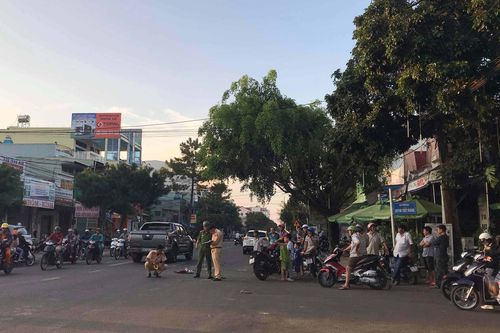 TP. Pleiku: Va chạm giữa ô tô và xe máy, 2 người bị thương