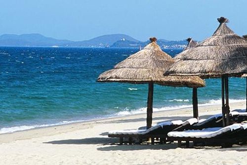 Tàu chở khách va chạm xà lan trên vịnh Nha Trang