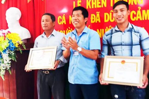 Khen thưởng 2 công dân cứu người đuối nước