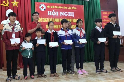 Hội Chữ thập đỏ tặng học bổng cho học sinh nghèo gần 764 triệu đồng