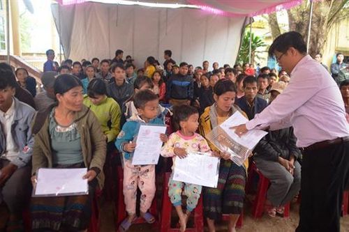 Trao quyết định nhập quốc tịch Việt Nam cho 350 cư dân biên giới