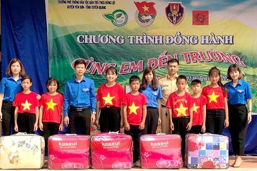 Chương trình tình nguyện 'Đồng hành cùng em đến trường'