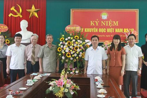 Lãnh đạo tỉnh tặng hoa, chúc mừng Hội Khuyến học tỉnh