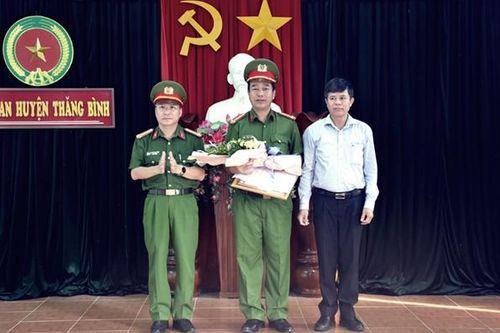 Khen thưởng đơn vị phát hiện 28 đối tượng phê ma túy trong quán karaoke