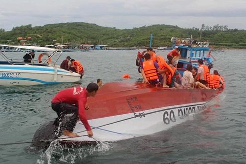 Tàu du lịch va chạm sà lan, 3 du khách được cứu nạn khi rơi xuống biển