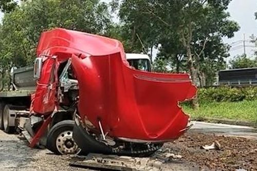 Phanh gấp, cuộn thép giật đứt dây chằng đè nát cabin, tài xế tử vong