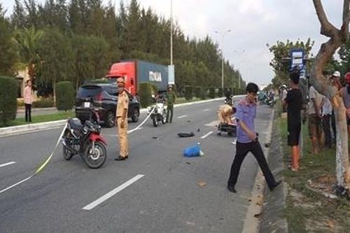Cụ ông tử vong do lao thẳng xe máy vào gốc cây trên vỉa hè