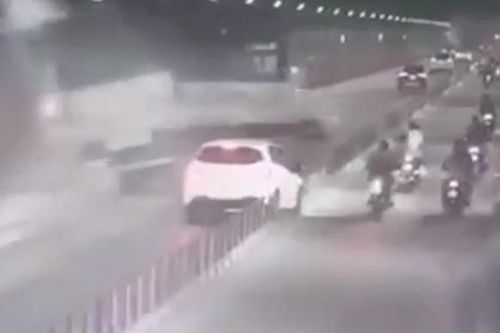 Khoảnh khắc xe tải tông ô tô khách lật nhào trong hầm Thủ Thiêm
