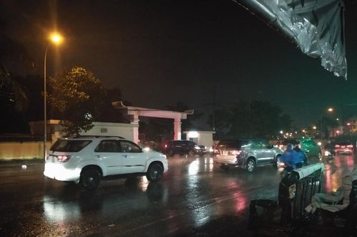 Triều cường vẫn đang lên đỉnh, TP.HCM lại đón mưa lớn kéo dài