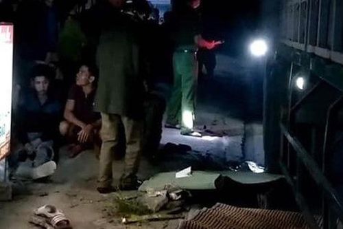 Hà Tĩnh: Xe máy kẹp 3 đâm vào đuôi xe tải, ba người thương vong