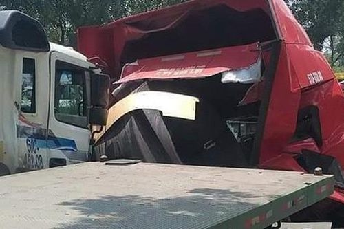 TP.HCM: Cuộn thép hàng chục tấn bị đứt xích lăn đè bẹp dúm xe đầu kéo, 2 người thương vong