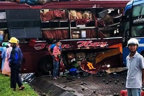 Hai xe khách đâm nhau, 7 người bị thương