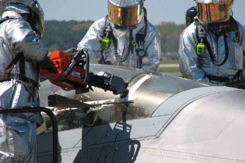 Khi siêu tiêm kích tàng hình F-22 bất ngờ biến thành 'buồng giam' nhốt phi công Mỹ