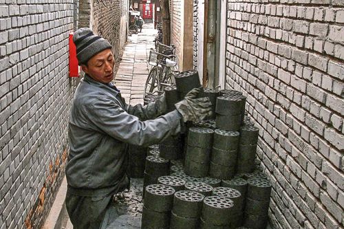 Giảm đốt than trong sinh hoạt ở TQ để trị khói bụi ô nhiễm