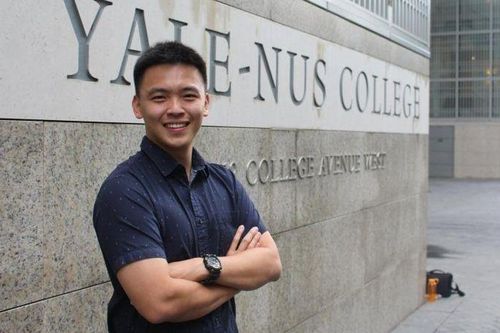 Nam sinh hầu tòa vì quay lén bạn nữ tắm