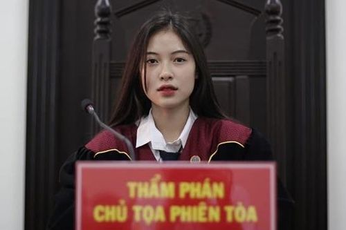 Nữ sinh Học viện Tòa án gây thương nhớ với khoảnh khắc vào vai chủ tọa