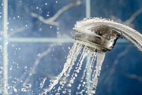 Cha đổ nước sôi vào miệng con trai 6 tuổi để trừ tà