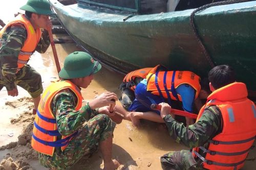 Giúp ngư dân kéo tàu cá mắc cạn ra biển an toàn