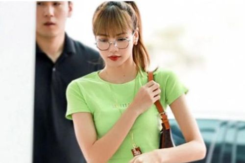 Lisa Blackpink để lộ vòng eo con kiến trong chiếc áo crop top 'bắt mắt'