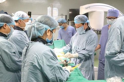 Lần đầu tiên bệnh viện tuyến tỉnh ứng dụng robot trong phẫu thuật cột sống