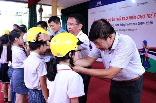 Tặng mũ bảo hiểm cho 2.275 trẻ em tỉnh Thái Nguyên