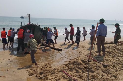 Kéo tàu cá mắc cạn ra biển