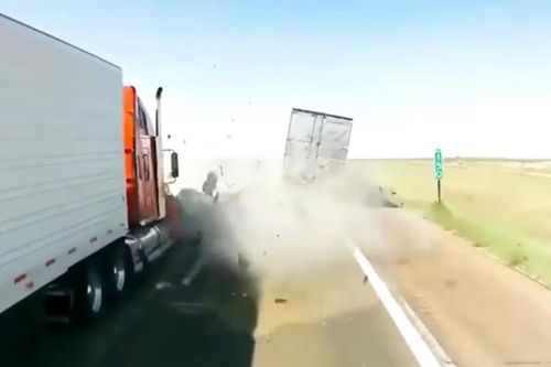 Sedan mất lái bị 3 xe container 'quần' cho tan nát