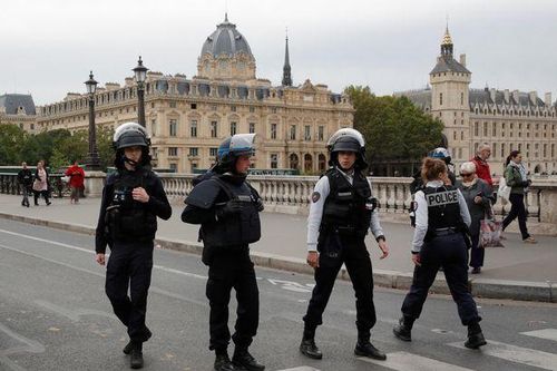 Nhân viên cảnh sát Paris dùng dao đâm chết 4 đồng nghiệp