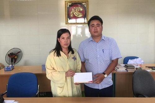 Trao hơn 26 triệu đồng tấm lòng bạn đọc giúp đỡ em Trần Bá Quốc Dũng bị ung thư