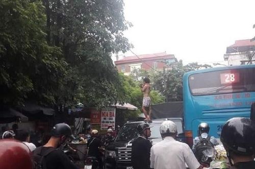 Cả phố ùn tắc vì cô gái nghi ngáo đá nhảy múa trên nóc ô tô