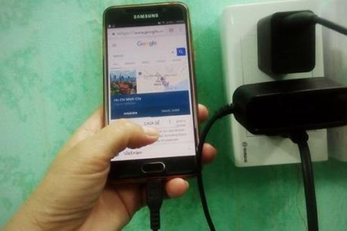 Điện thoại phát nổ khi đang sạc pin, một thanh niên tử vong