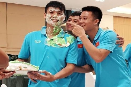 Đón tuổi mới, Bùi Tiến Dũng không thoát khỏi màn 'úp sọt'