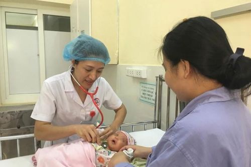 Con nhập viện cấp cứu vì mẹ uống nước lá cây lợi sữa