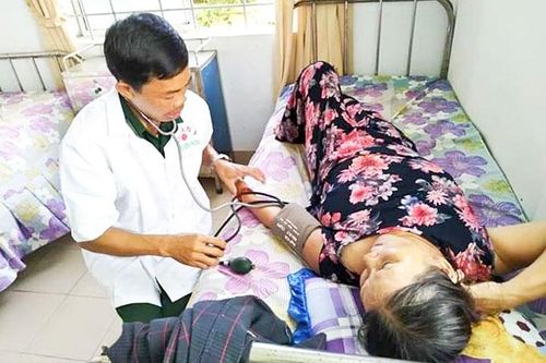 Khám bệnh, cấp thuốc miễn phí cho 100 người cao tuổi