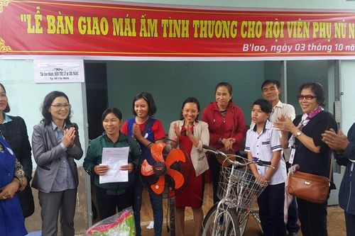 Trao Mái ấm tình thương cho phụ nữ nghèo phường B'Lao