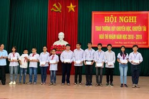 Trao thưởng Quỹ Khuyến học khuyến tài Ngô Thì Nhậm năm học 2018-2019