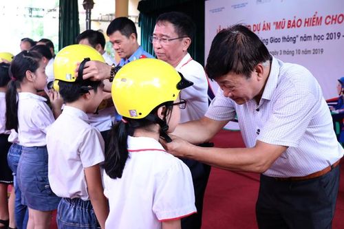 Trao tặng 2.275 mũ bảo hiểm cho trẻ em