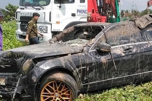 Không có dấu hiệu tội phạm vụ ôtô Mercedes lao xuống kênh khiến 3 người tử vong