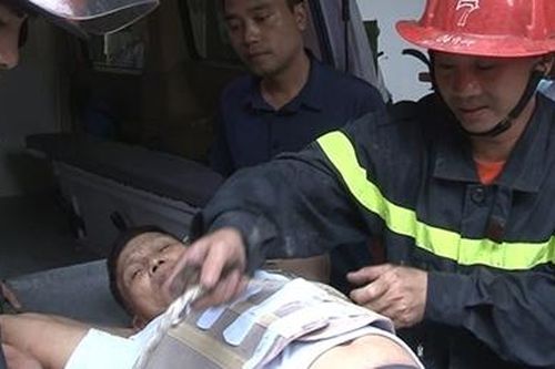 Cứu sống người đàn ông bị ngã kẹt giữa vách hai ngôi nhà
