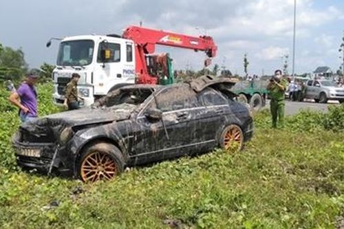 Xe Mercedes lao xuống rạch chưa có trên hệ thống đăng kiểm