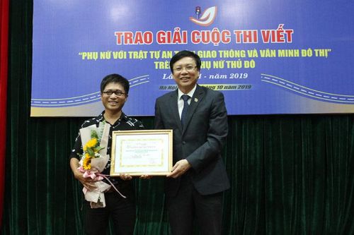 Trao giải cuộc thi viết 'Phụ nữ với trật tự an toàn giao thông và văn minh đô thị'